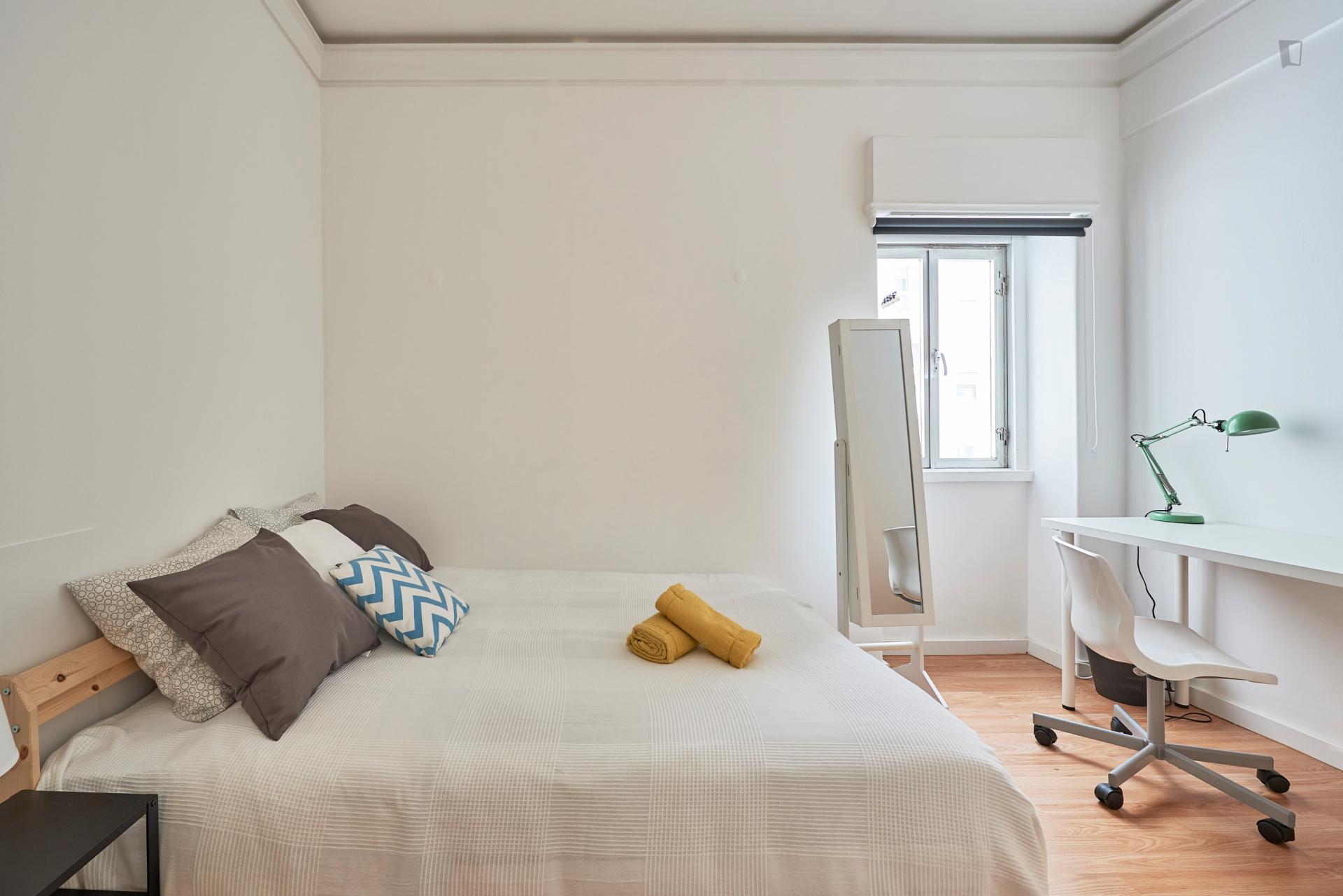 Really nice double bedroom located in Marquês de Pombal