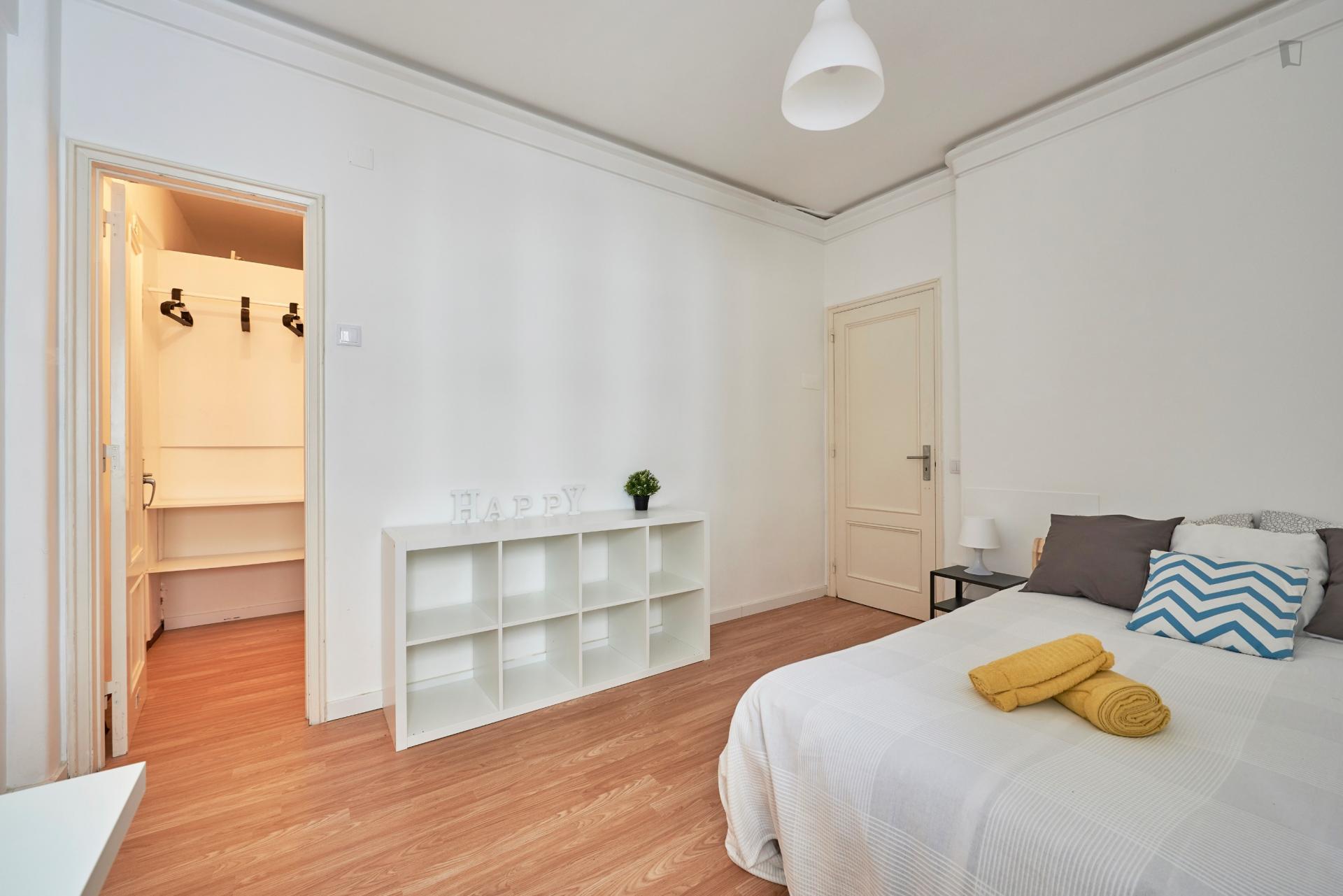 Really nice double bedroom located in Marquês de Pombal