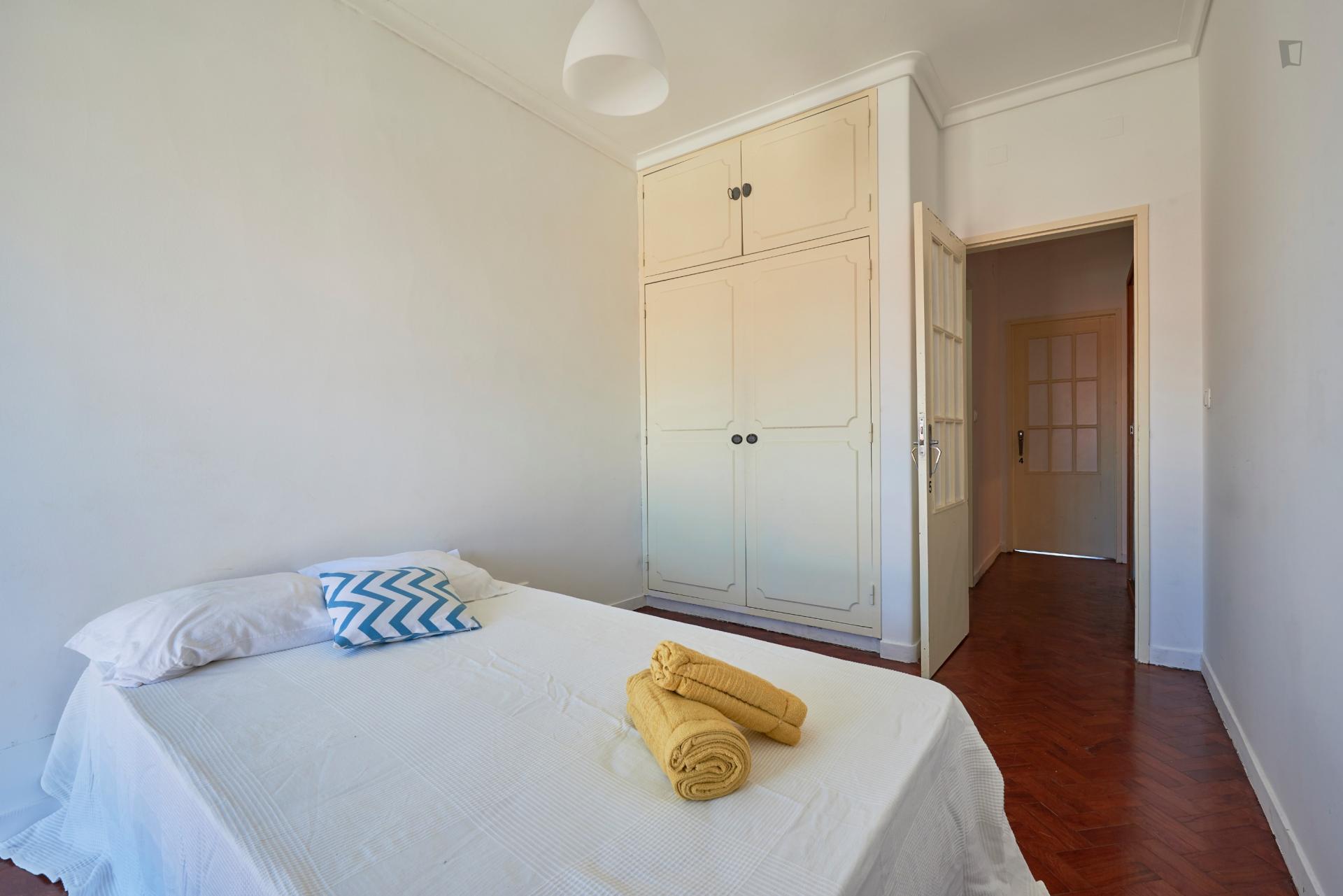 Bright double bedroom in well-linked Saldanha