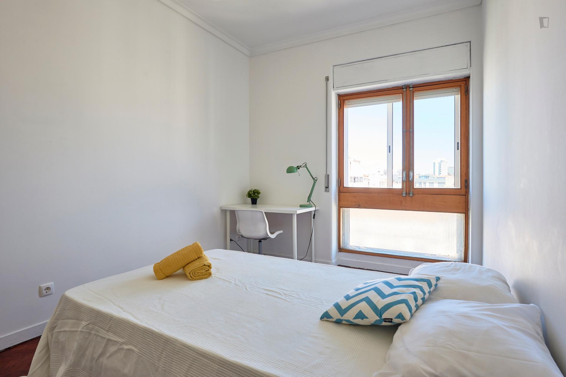 Bright double bedroom in well-linked Saldanha