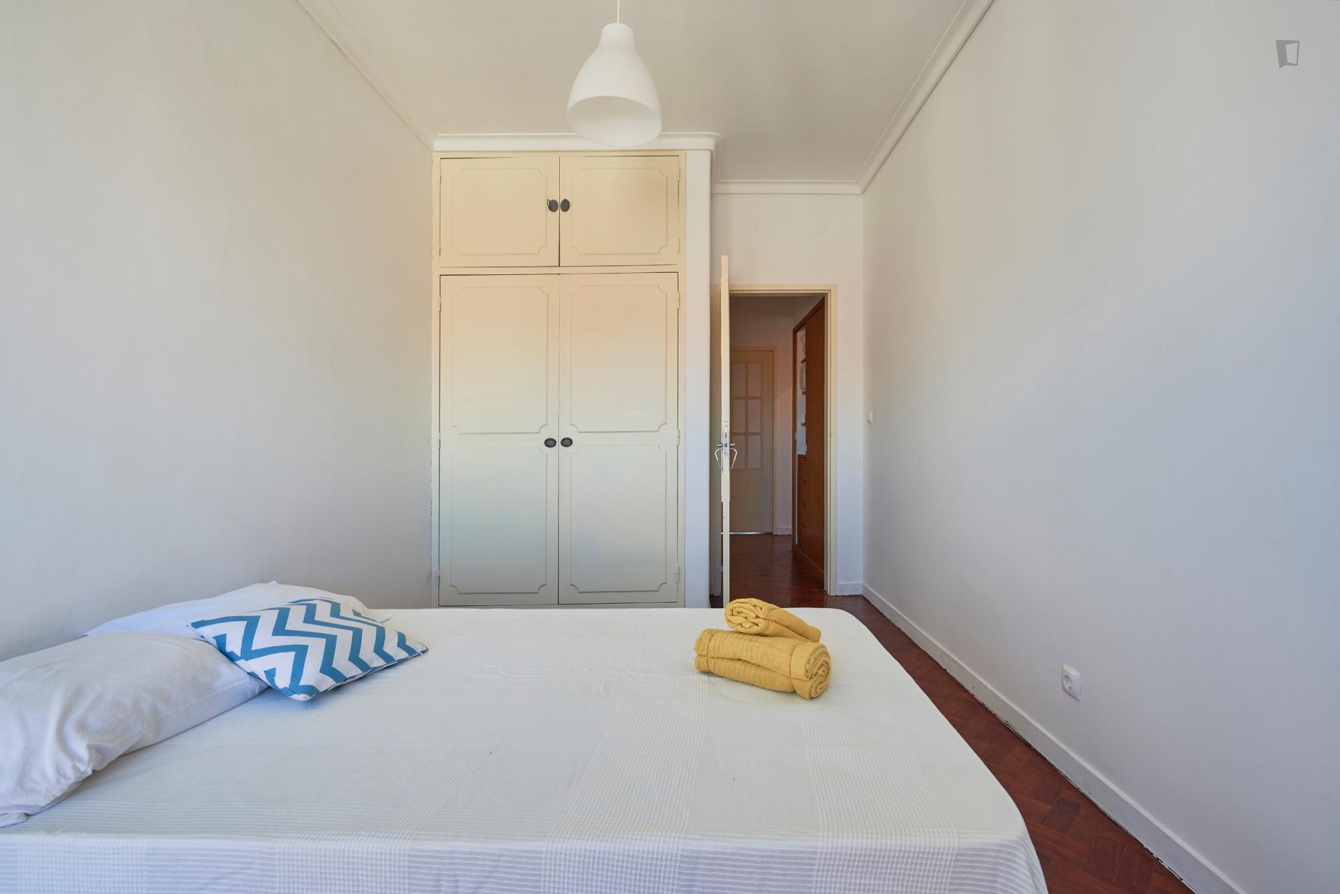 Bright double bedroom in well-linked Saldanha