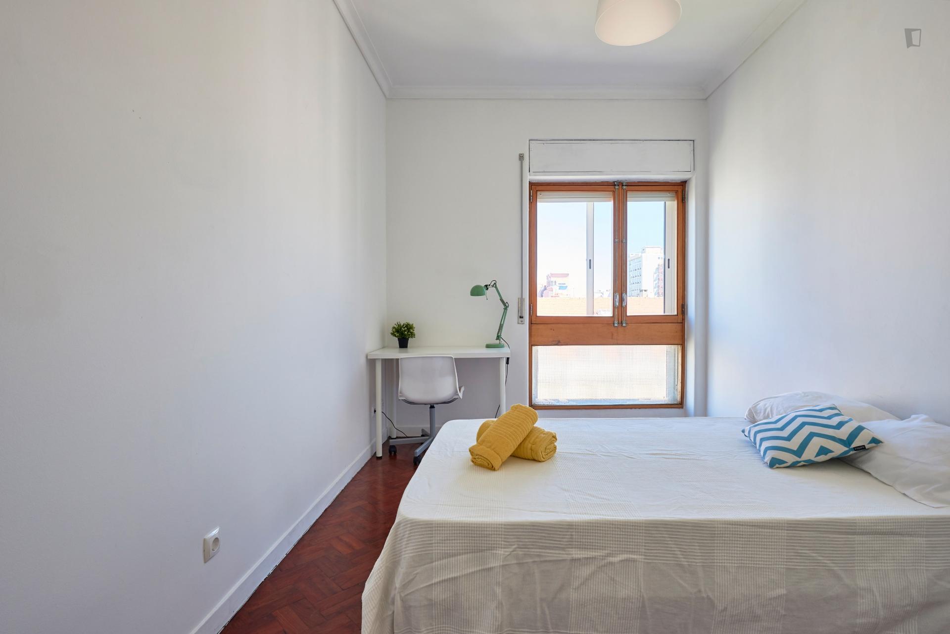 Bright double bedroom in well-linked Saldanha