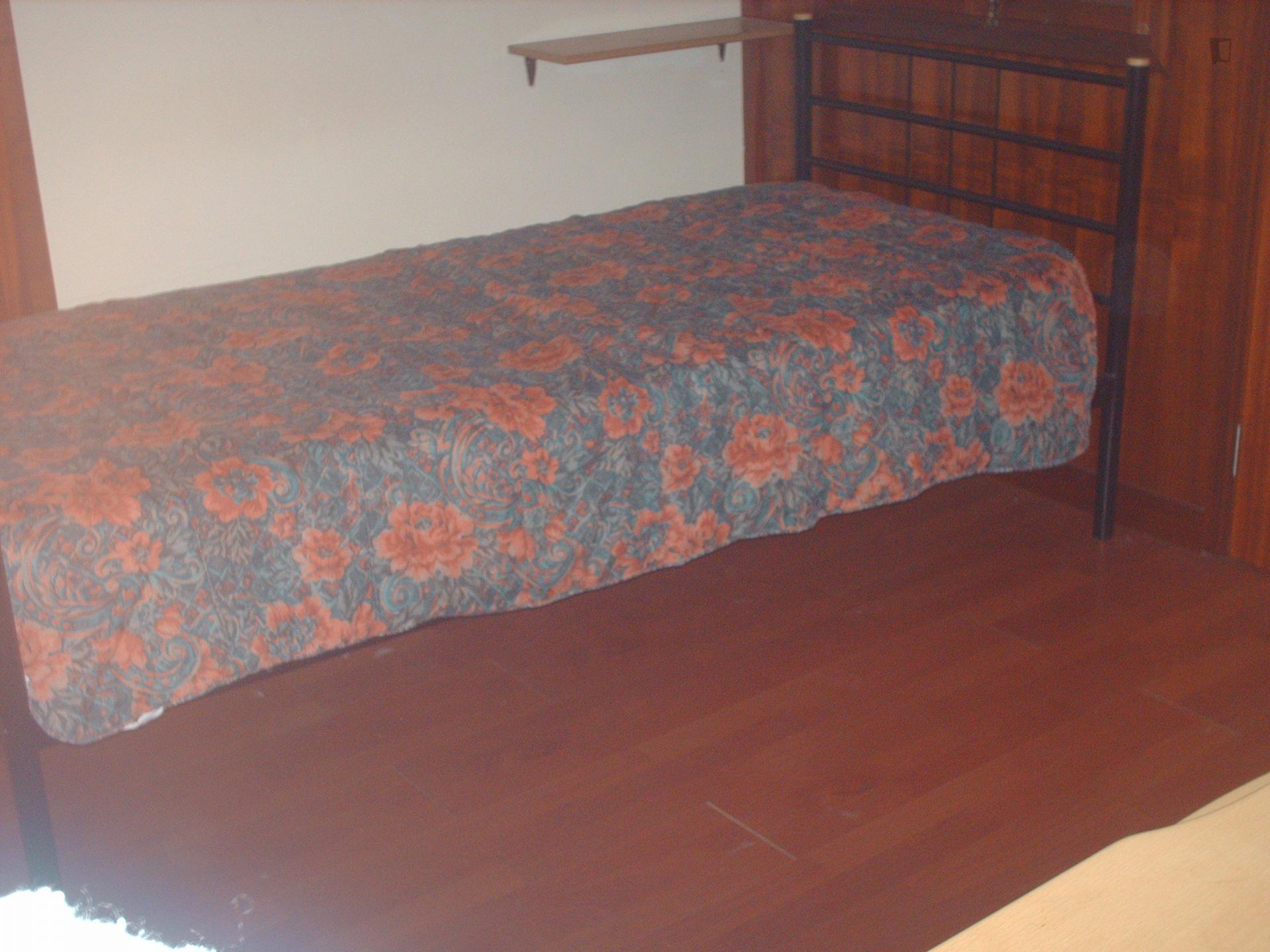 Pleasant single ensuite bedroom close FEP, FEUP, FMDUP, Salgueiros metro station