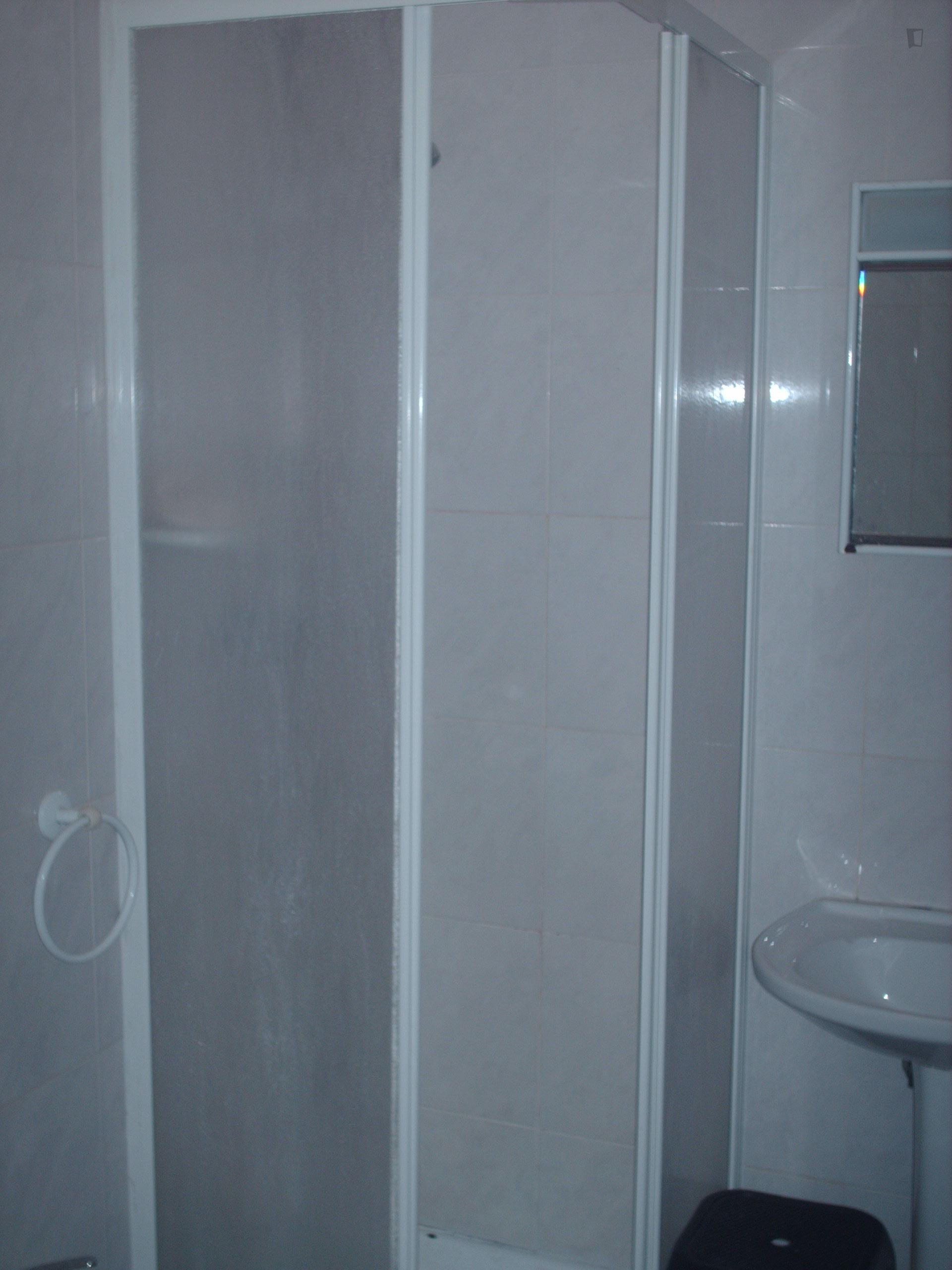 Pleasant single ensuite bedroom close FEP, FEUP, FMDUP, Salgueiros metro station