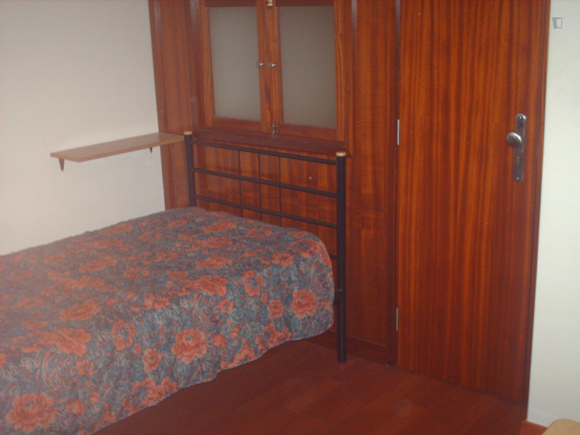 Pleasant single ensuite bedroom close FEP, FEUP, FMDUP, Salgueiros metro station