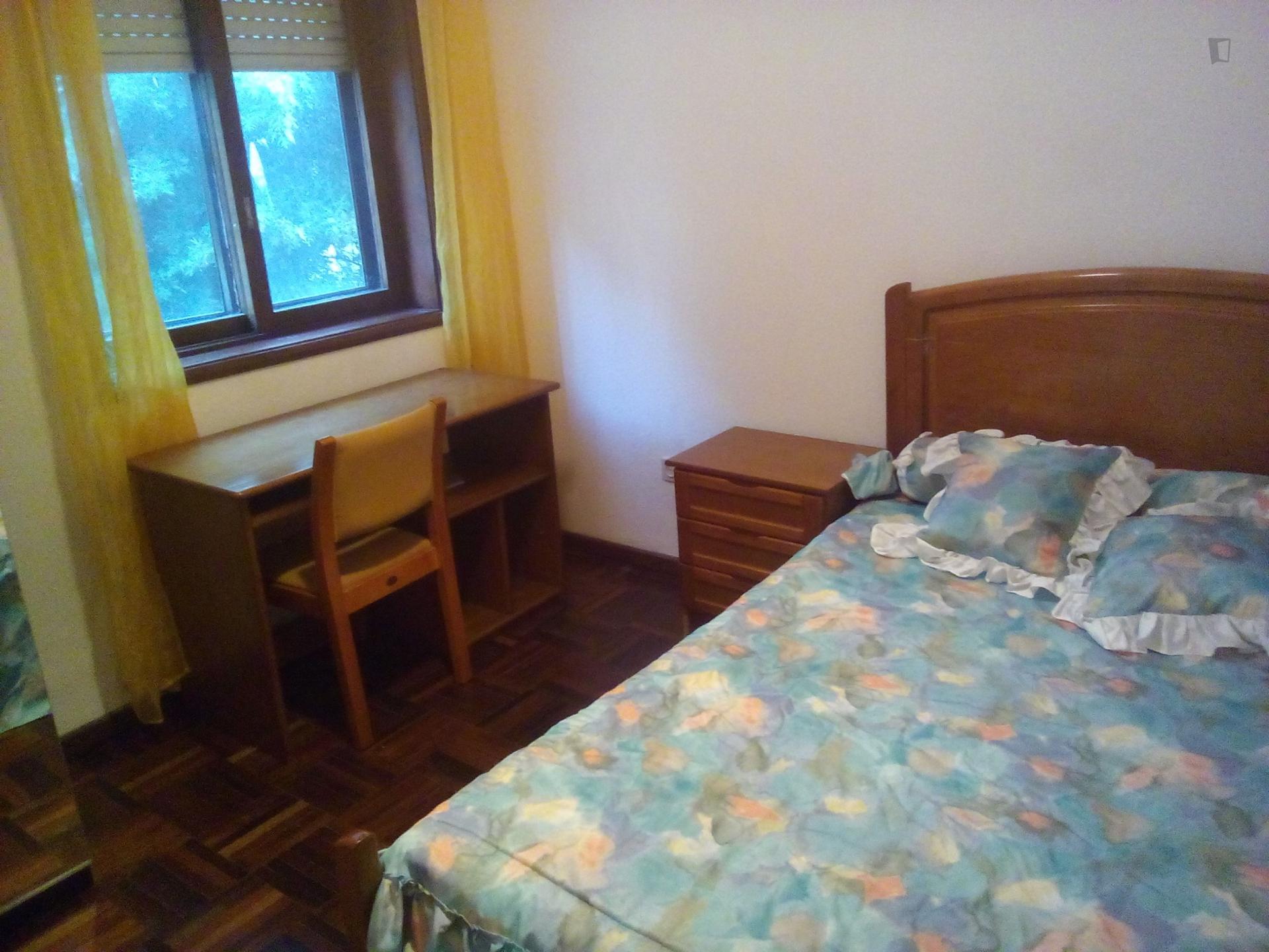 Very nice double bedroom close to Faculdade de Letras