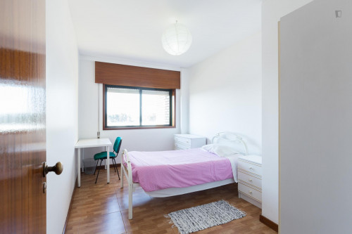 Bright single bedroom in Pedrouços