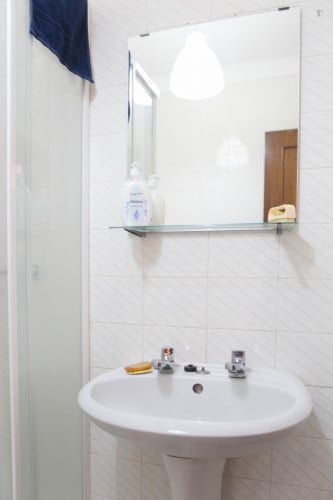 Delightful double bedroom close to Universidade Lusíada Porto - Gallery - 10