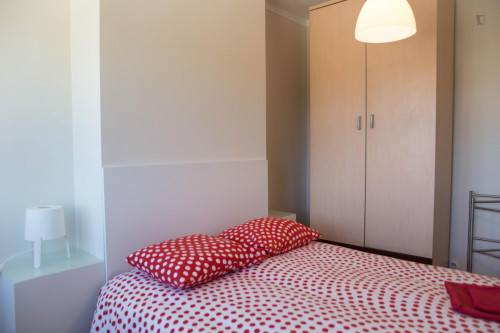 Delightful double bedroom close to Universidade Lusíada Porto  - Gallery -  2