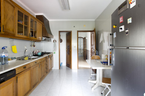 Snug single bedroom close to Algés train station - Gallery - 5