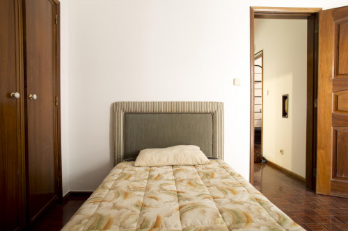 Snug single bedroom close to Algés train station  - Gallery -  1