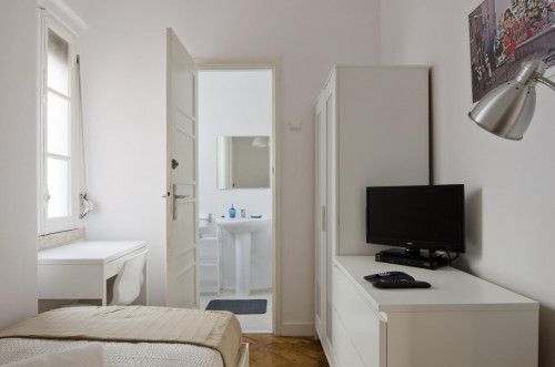 Interesting single ensuite bedroom in well-connected Marquês de Pombal - Gallery - 17