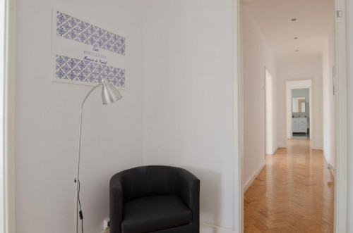 Interesting single ensuite bedroom in well-connected Marquês de Pombal - Gallery - 7