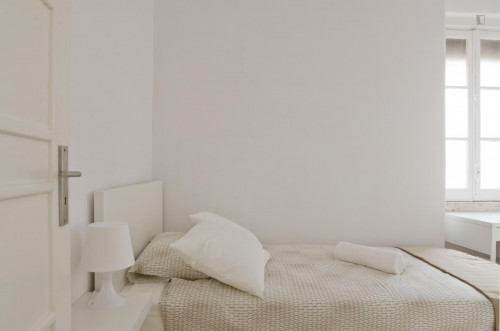 Interesting single ensuite bedroom in well-connected Marquês de Pombal  - Gallery -  2