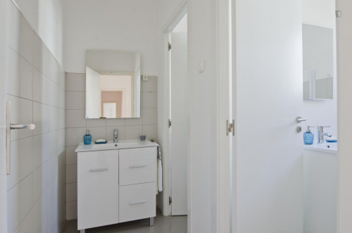 Interesting single ensuite bedroom in well-connected Marquês de Pombal - Gallery - 10