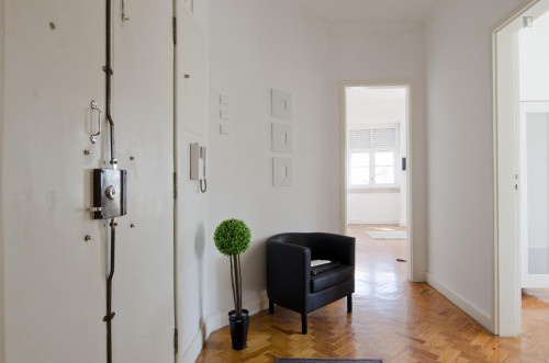 Interesting single ensuite bedroom in well-connected Marquês de Pombal - Gallery - 8