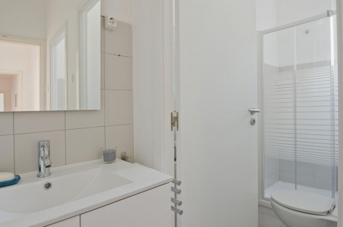 Interesting single ensuite bedroom in well-connected Marquês de Pombal - Gallery - 9