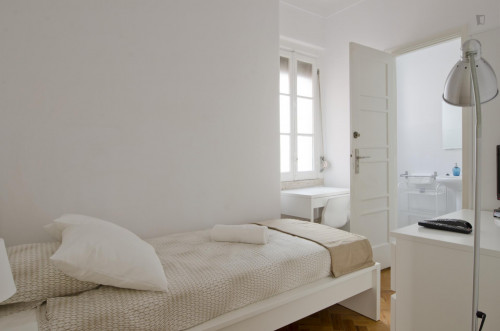 Interesting single ensuite bedroom in well-connected Marquês de Pombal  - Gallery -  1