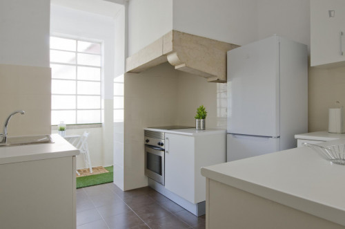 Interesting single ensuite bedroom in well-connected Marquês de Pombal - Gallery - 14