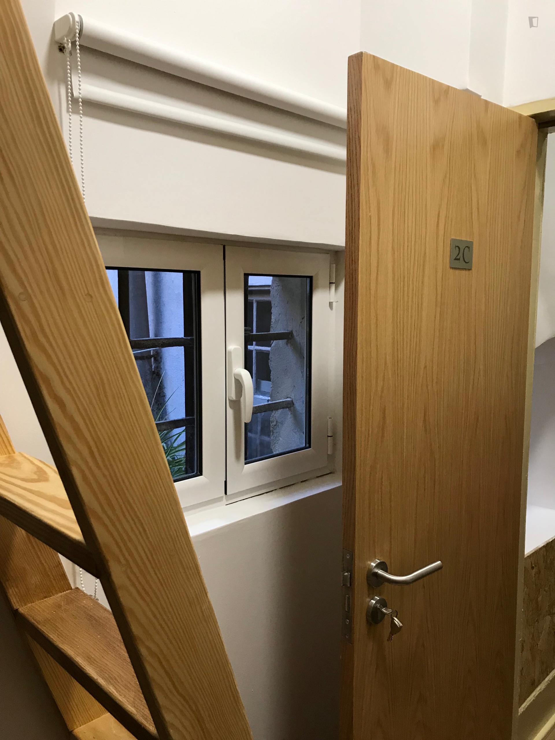 Ensuite bedroom in renovated apartment in central Coimbra_ 2º - Room C