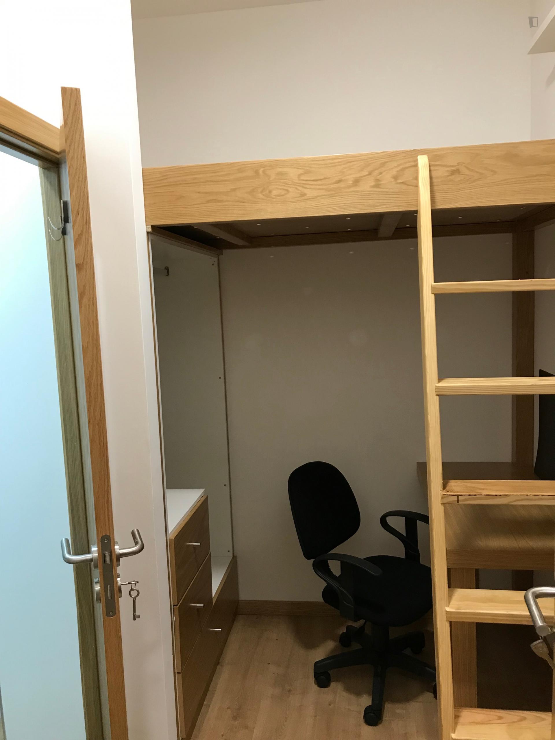 Ensuite bedroom in renovated apartment in central Coimbra_ 2º - Room C