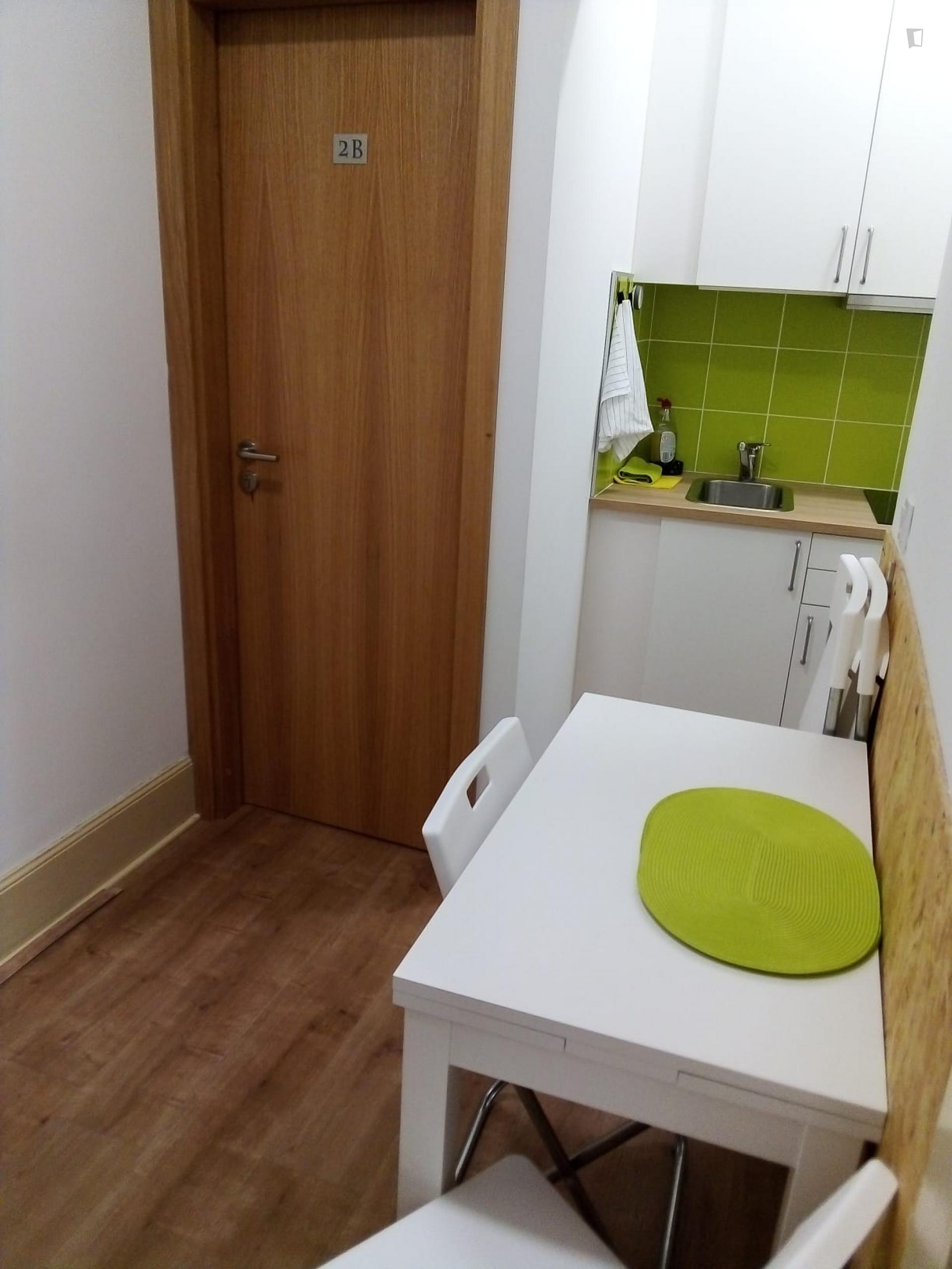 Ensuite bedroom in renovated apartment in central Coimbra_ 2º - Room C