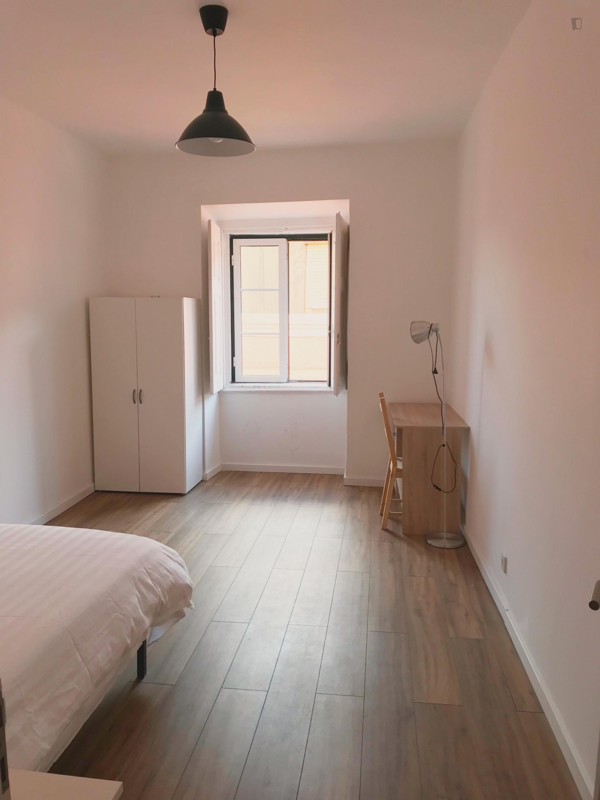 Inviting double bedroom near the Santos train station