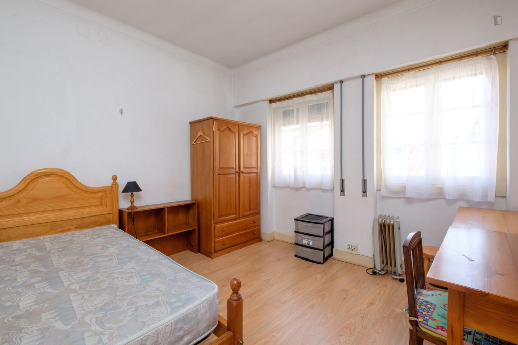 Homely single bedroom in Baixa