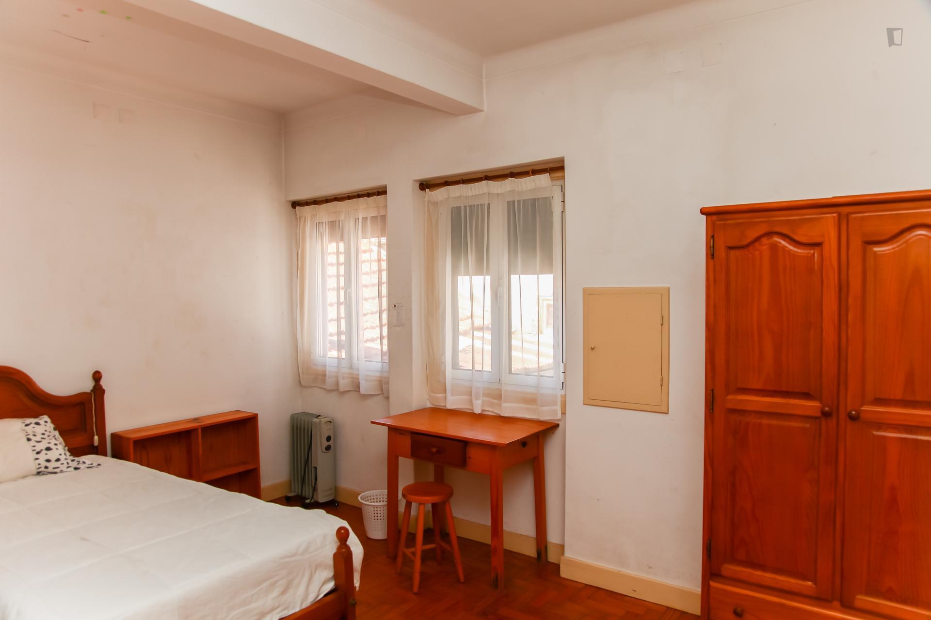Modest single bedroom next to Universidade de Coimbra