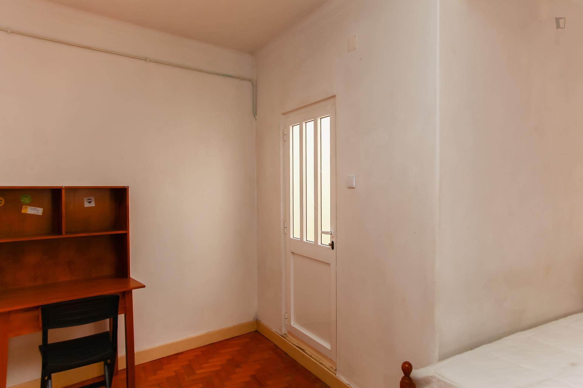 Modest single bedroom next to Universidade de Coimbra