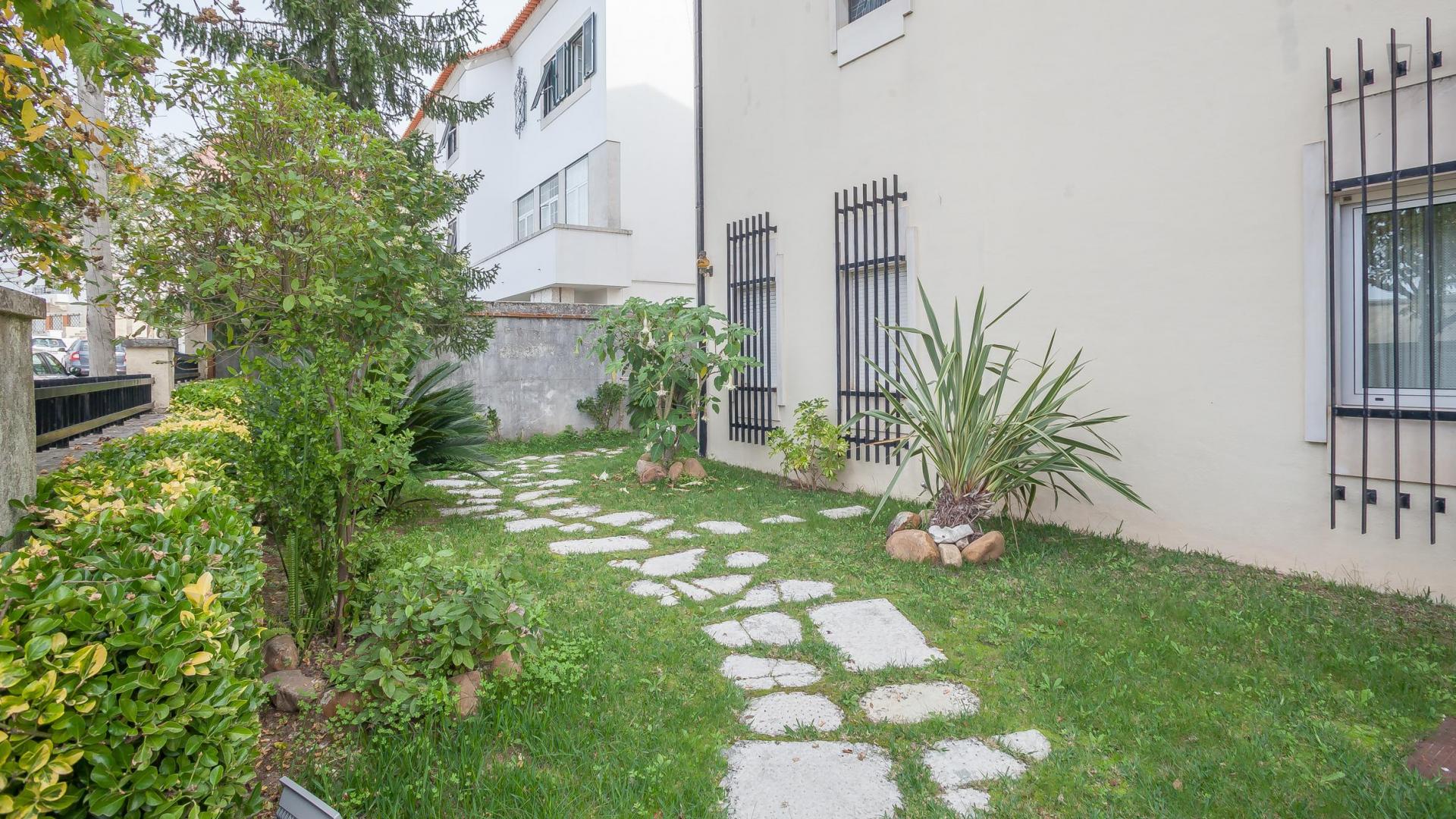 Single ensuite bedroom in well-connected Cidral neighbourhood