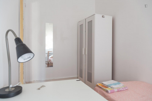 Simple Single Bedroom Next To Alameda Metro Station - 1