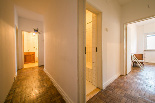 Pleasant single bedroom close to typical Jardim da Estrela - Gallery - 13
