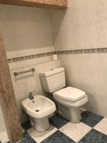 Single bedroom nº1 with balcony in a 8-bedroom apartment - Gallery - 11
