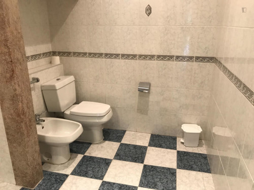 Single bedroom nº1 with balcony in a 8-bedroom apartment - Gallery - 2