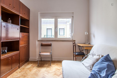 Cool double bedroom in a 4-bedroom flat, in Entrecampos