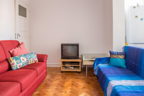 Cool double bedroom in a 4-bedroom flat, in Entrecampos