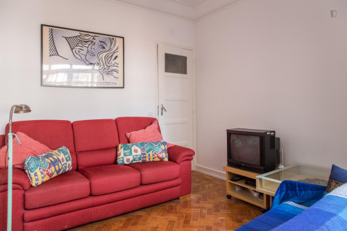 Cool double bedroom in a 4-bedroom flat, in Entrecampos  - Gallery -  5