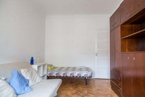 Cool double bedroom in a 4-bedroom flat, in Entrecampos