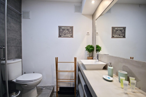 Spacious 2-Bedroom Apartment in Campolide - Gallery - 12