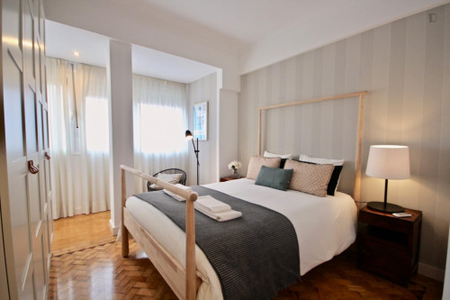 Spacious 2-Bedroom Apartment In Campolide - 2