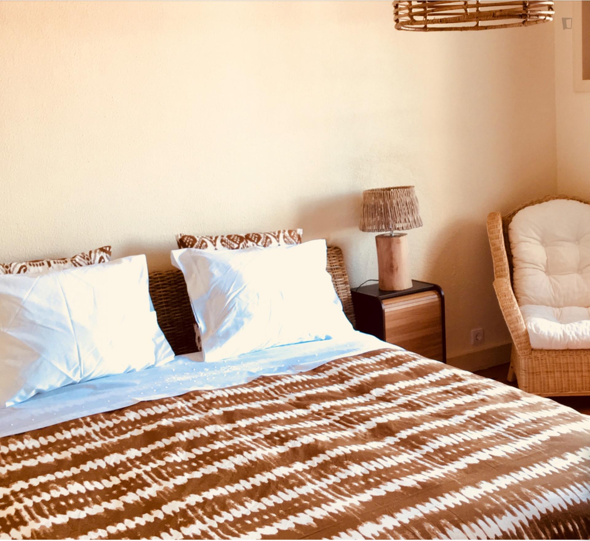 Spacious double bedroom, with balcony, in city centre
