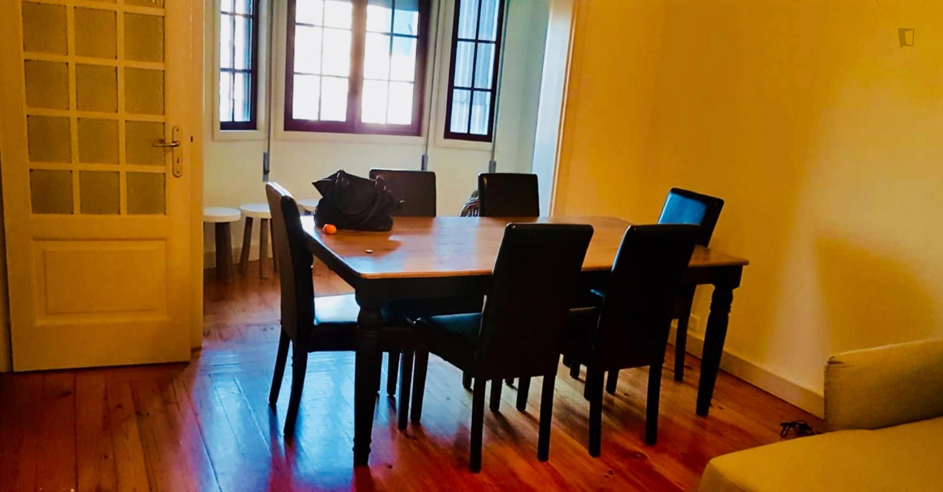 Spacious double bedroom, with balcony, in city centre