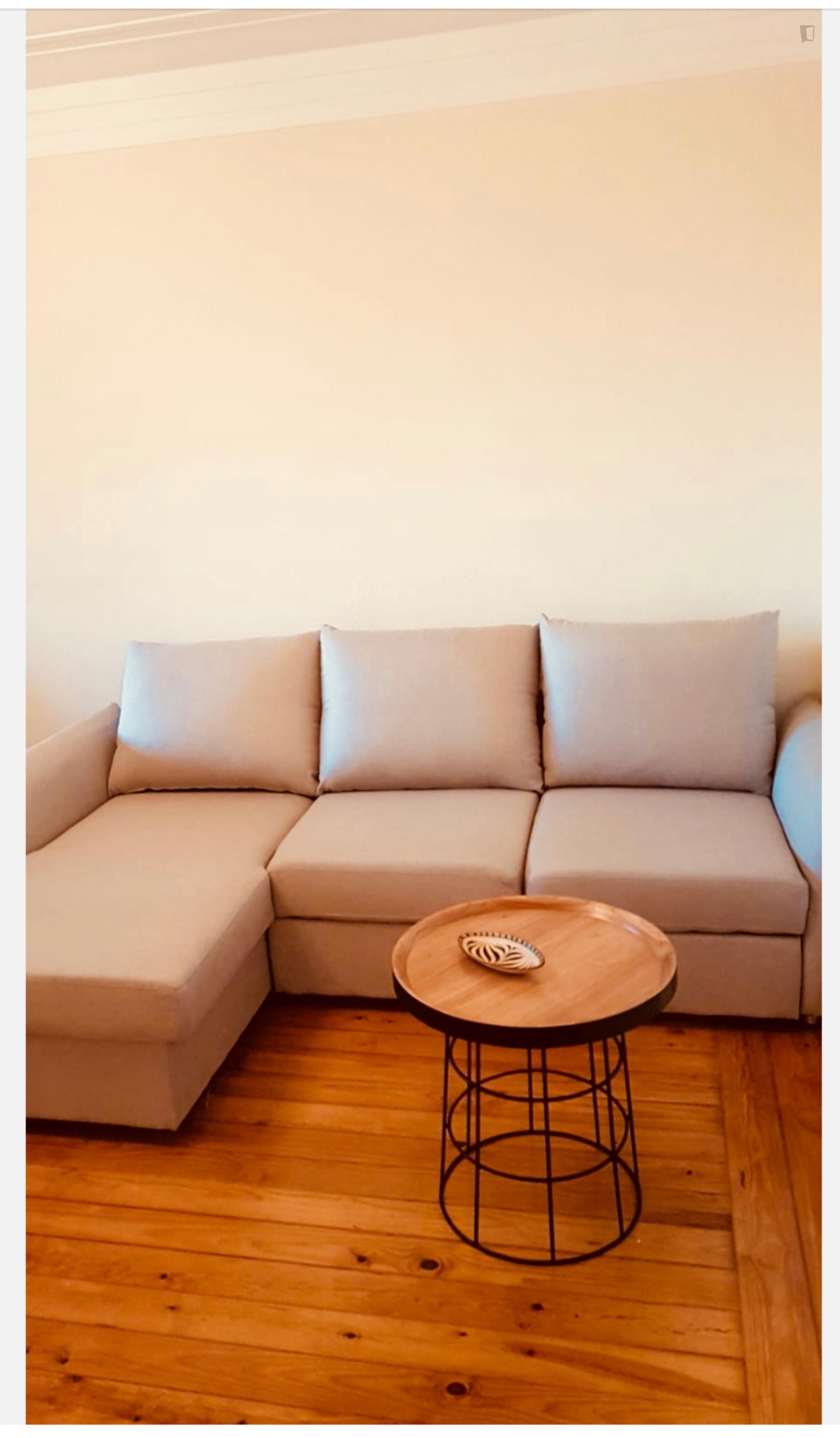 Spacious double bedroom, with balcony, in city centre