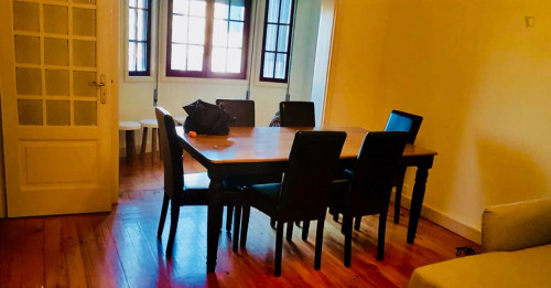 Spacious double bedroom, with balcony, in city centre - Gallery - 3
