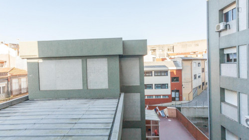 Single bedroom in spacious 4-bedroom flat in Santo Ildefonso