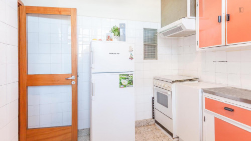 Single bedroom in spacious 4-bedroom flat in Santo Ildefonso