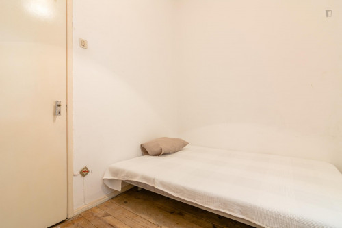 Snug double bedroom near Arroios metro station  - Gallery -  1