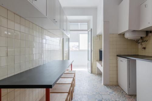 Snug double bedroom near Arroios metro station - Gallery - 7