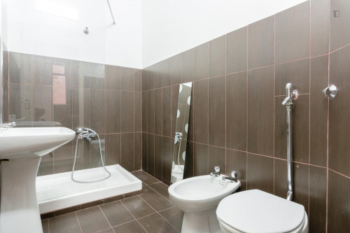 Snug double bedroom near Arroios metro station - Gallery - 10